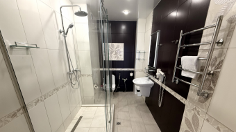 Deluxe 2-bed Suite with Balcony: Photo 13